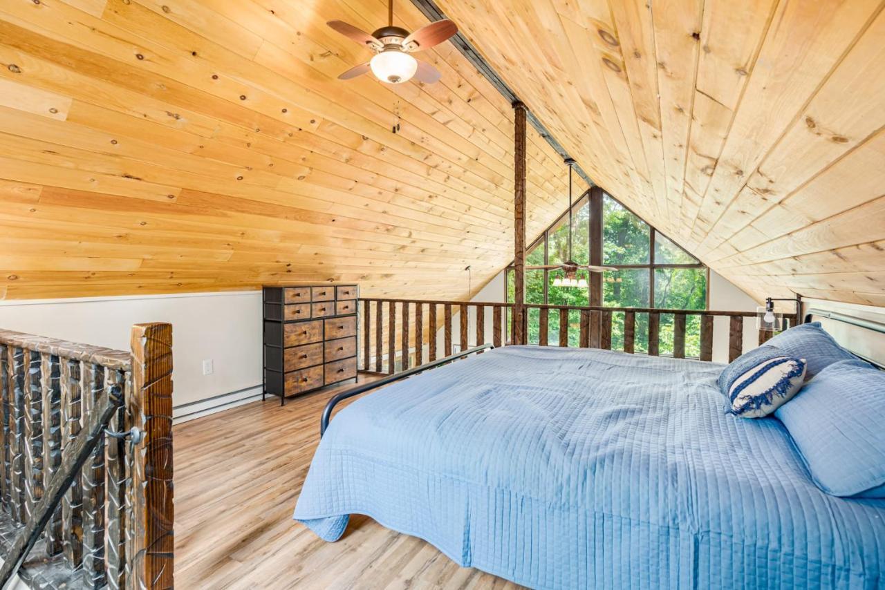 Quaint Loft Cabin W Hot Tub, Firepit, Deck & Grill Hedgesville エクステリア 写真