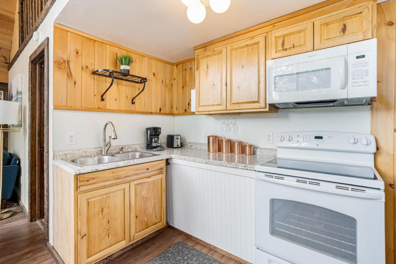 Quaint Loft Cabin W Hot Tub, Firepit, Deck & Grill Hedgesville エクステリア 写真