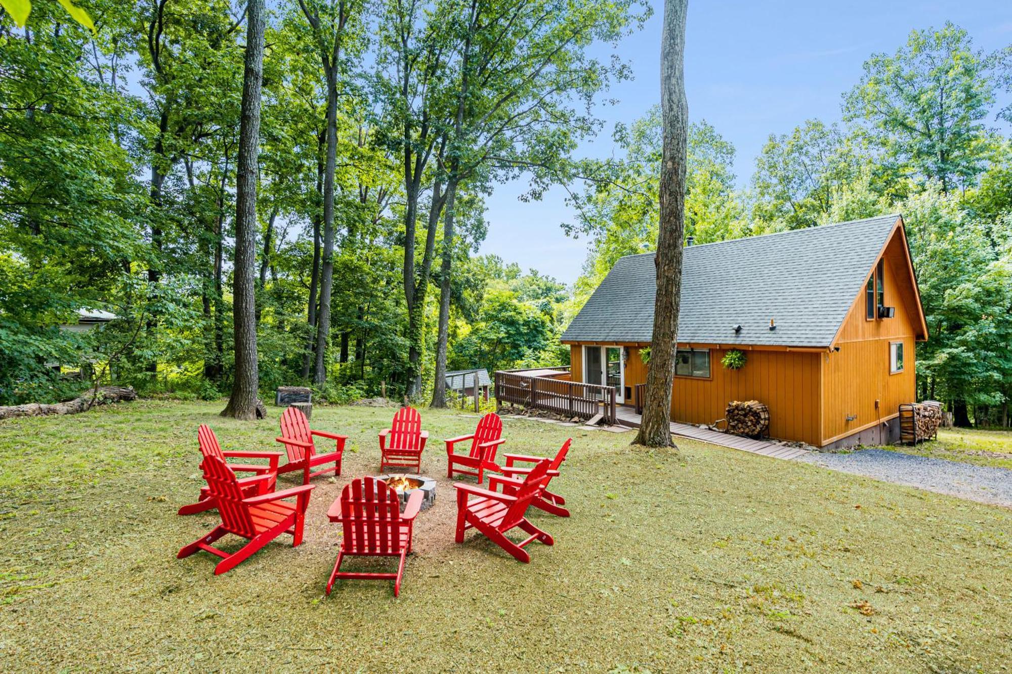 Quaint Loft Cabin W Hot Tub, Firepit, Deck & Grill Hedgesville エクステリア 写真