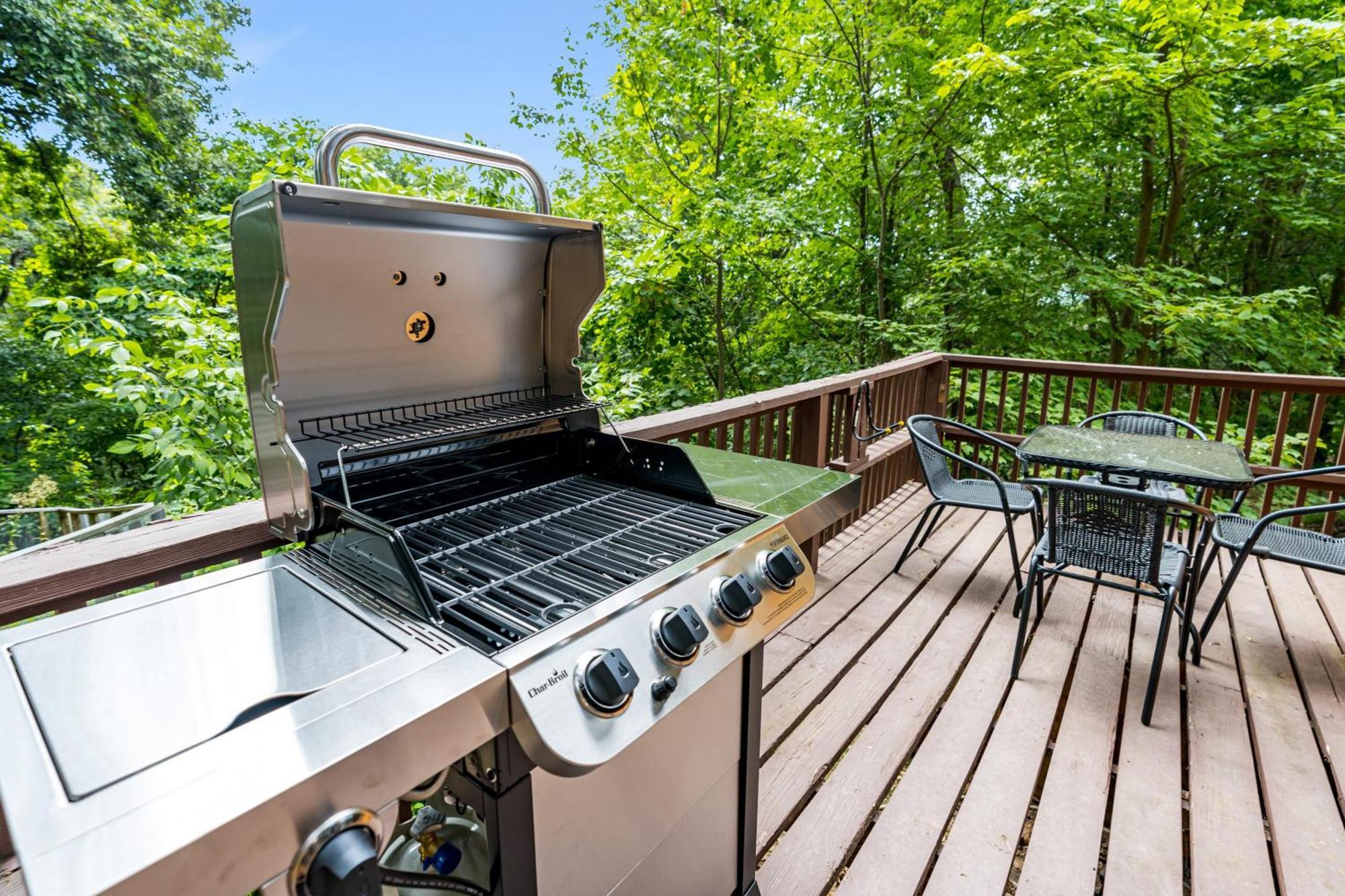 Quaint Loft Cabin W Hot Tub, Firepit, Deck & Grill Hedgesville エクステリア 写真