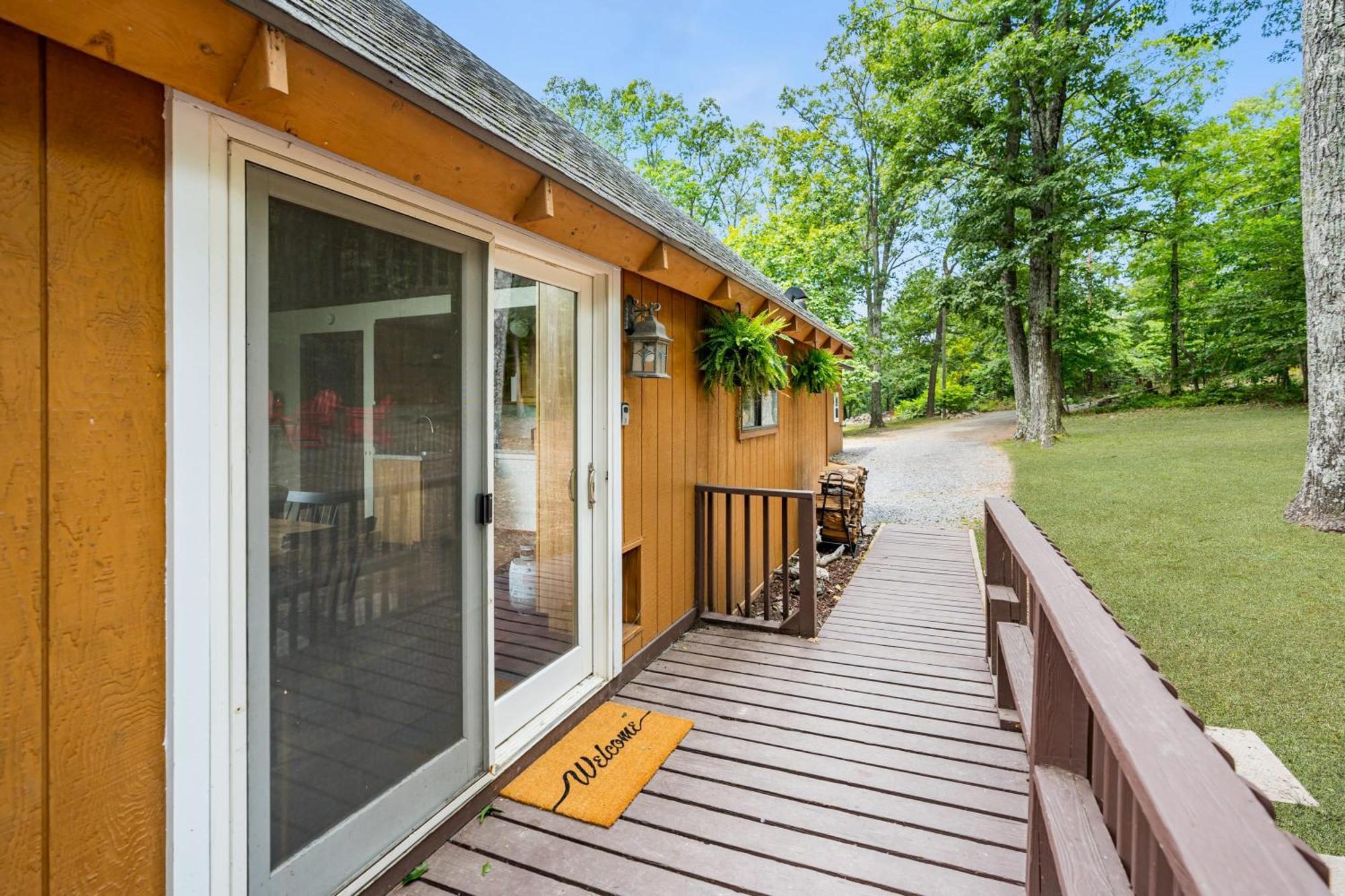Quaint Loft Cabin W Hot Tub, Firepit, Deck & Grill Hedgesville エクステリア 写真