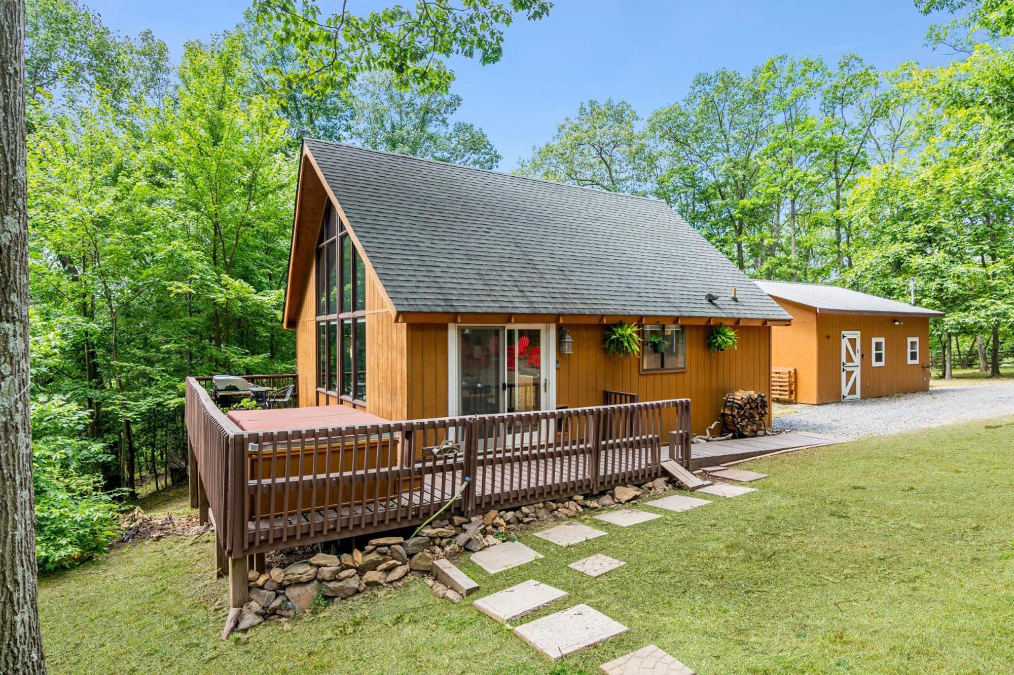Quaint Loft Cabin W Hot Tub, Firepit, Deck & Grill Hedgesville エクステリア 写真