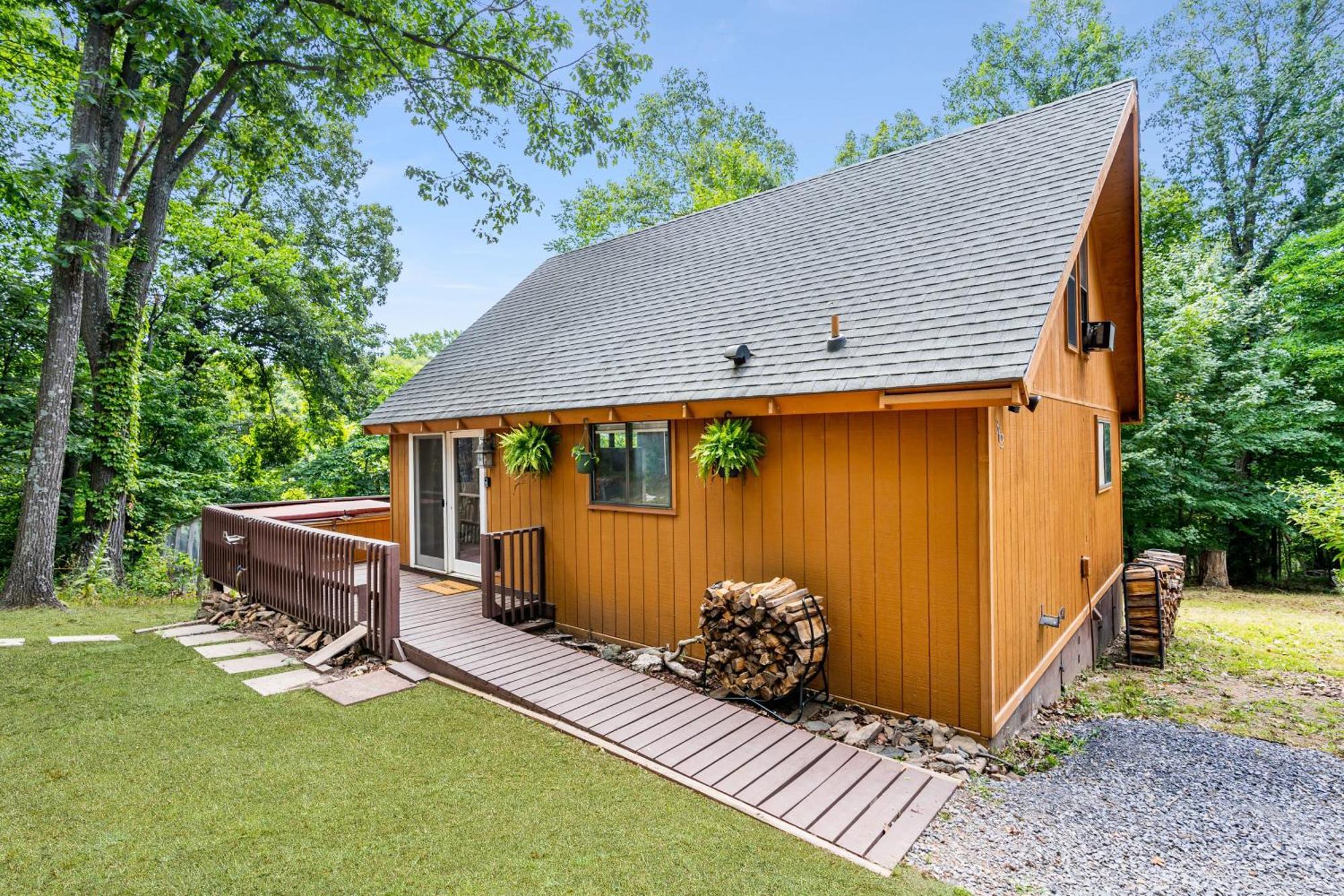 Quaint Loft Cabin W Hot Tub, Firepit, Deck & Grill Hedgesville エクステリア 写真