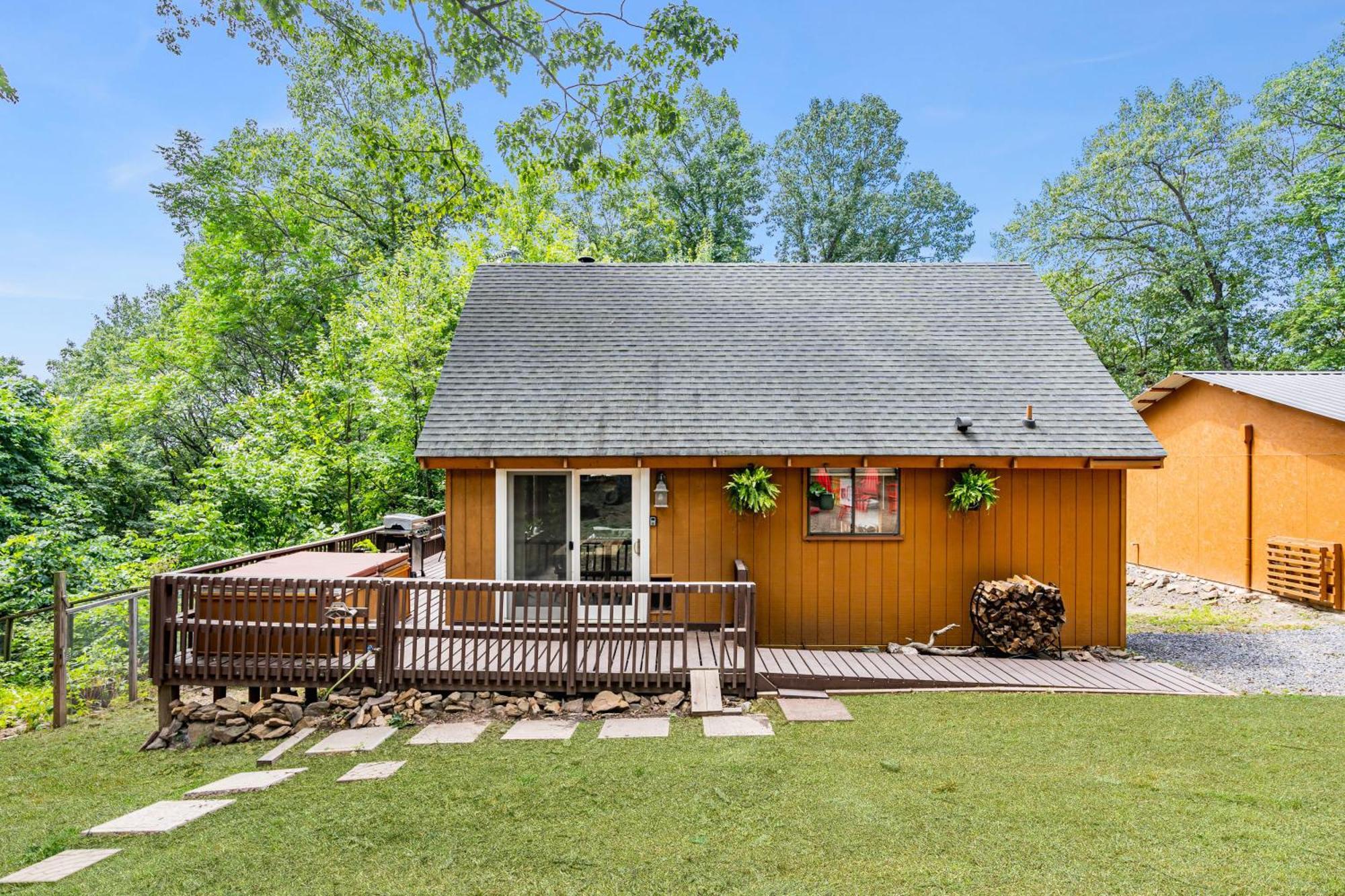 Quaint Loft Cabin W Hot Tub, Firepit, Deck & Grill Hedgesville エクステリア 写真
