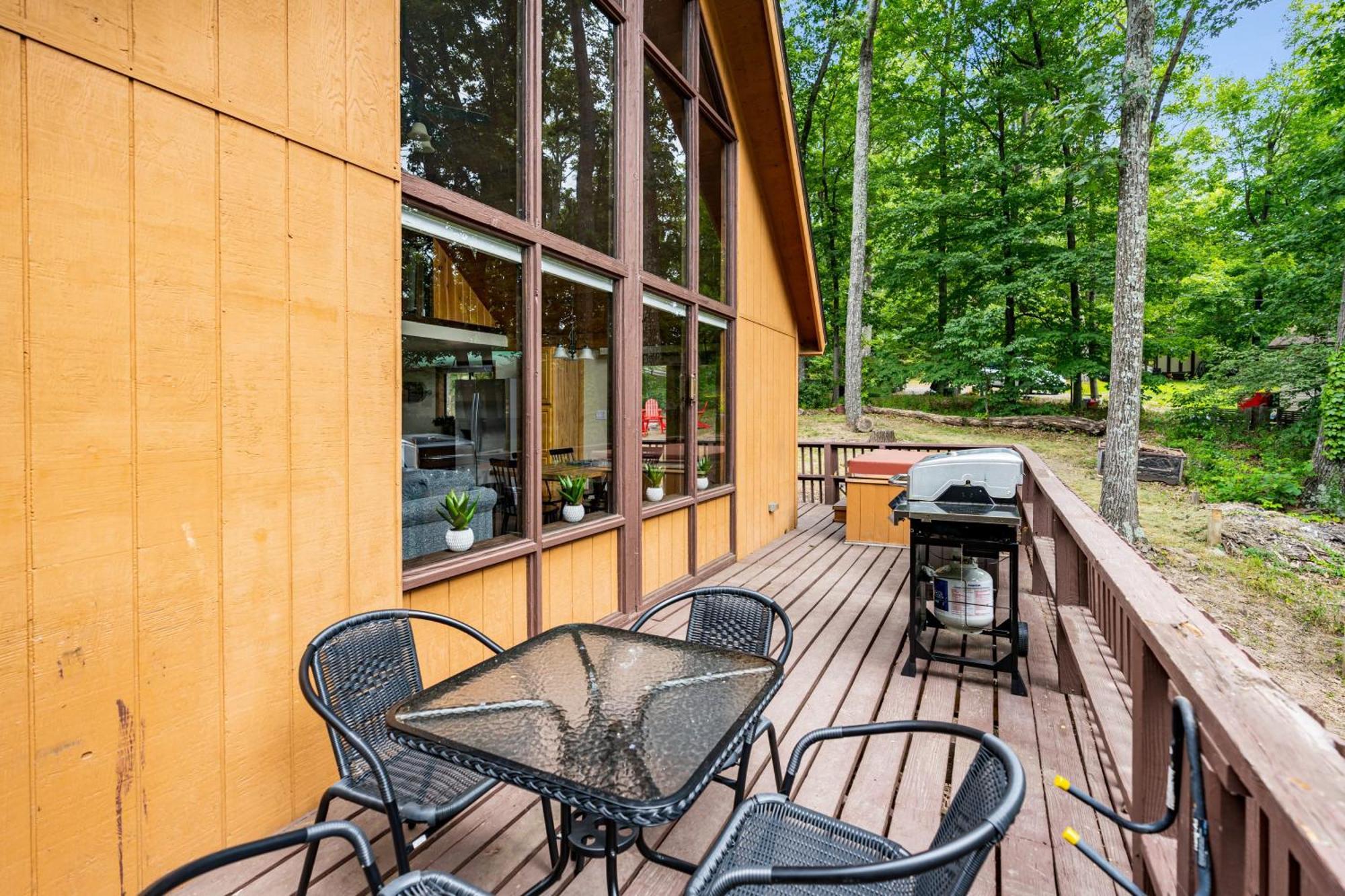 Quaint Loft Cabin W Hot Tub, Firepit, Deck & Grill Hedgesville エクステリア 写真