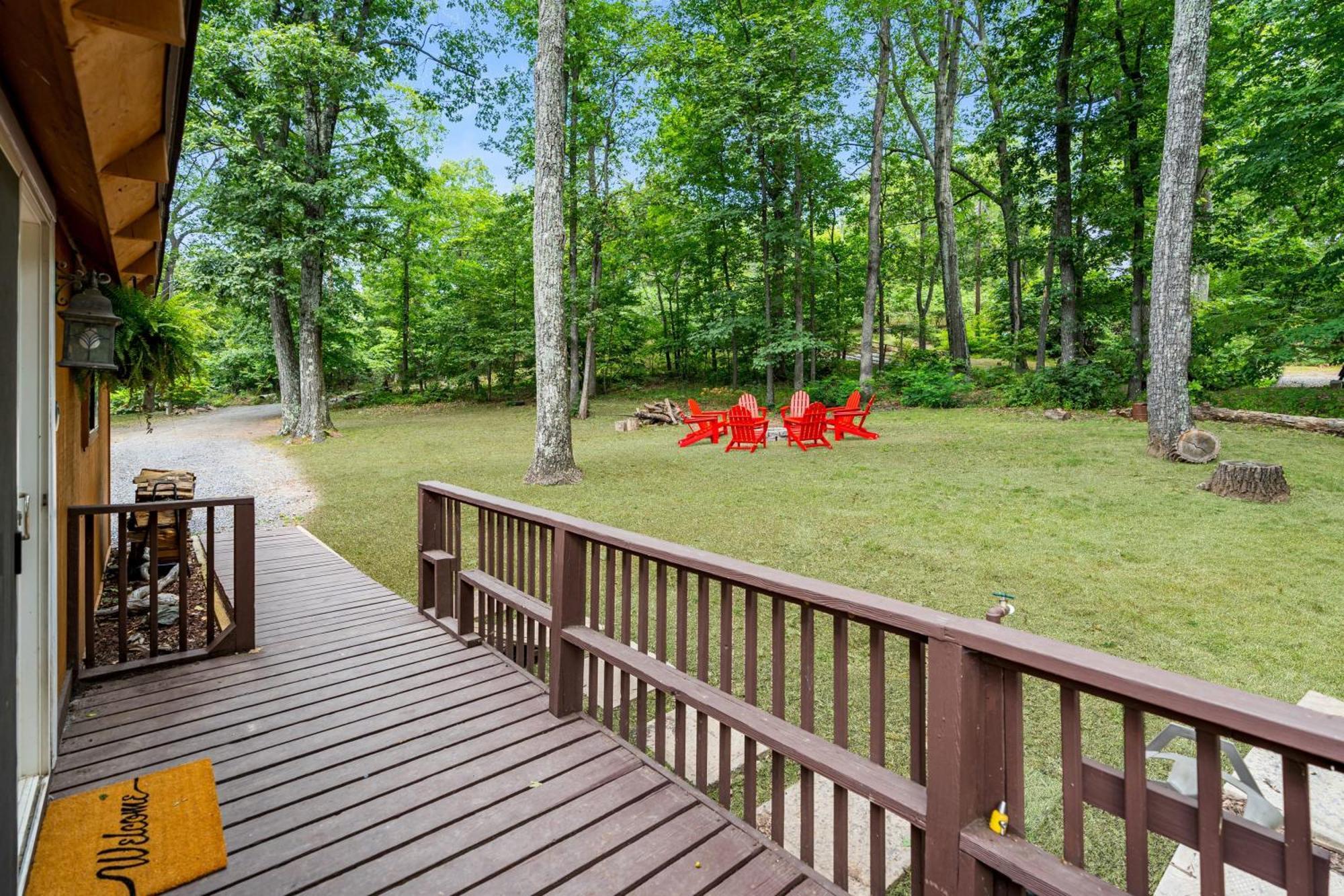 Quaint Loft Cabin W Hot Tub, Firepit, Deck & Grill Hedgesville エクステリア 写真