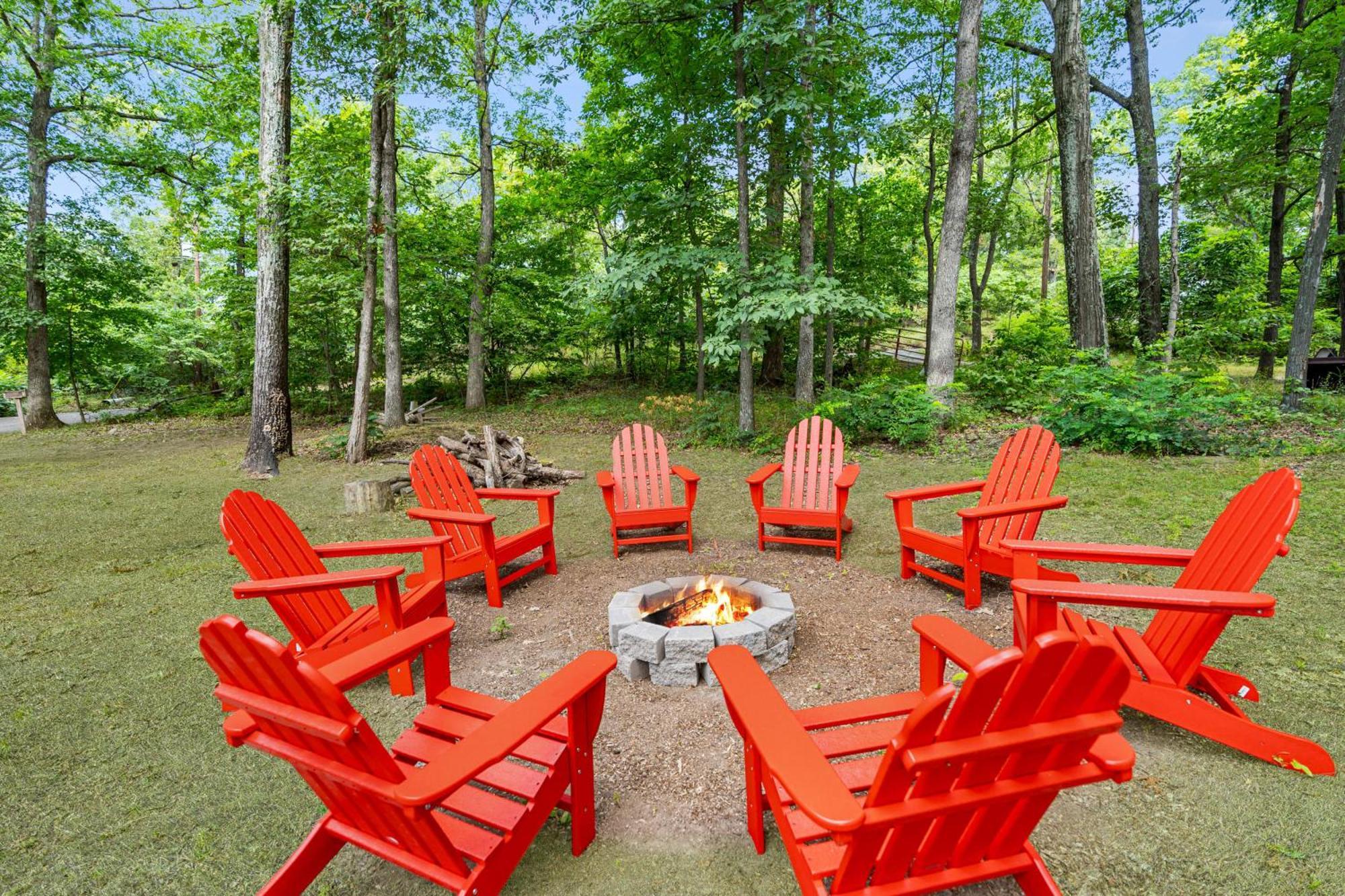 Quaint Loft Cabin W Hot Tub, Firepit, Deck & Grill Hedgesville エクステリア 写真