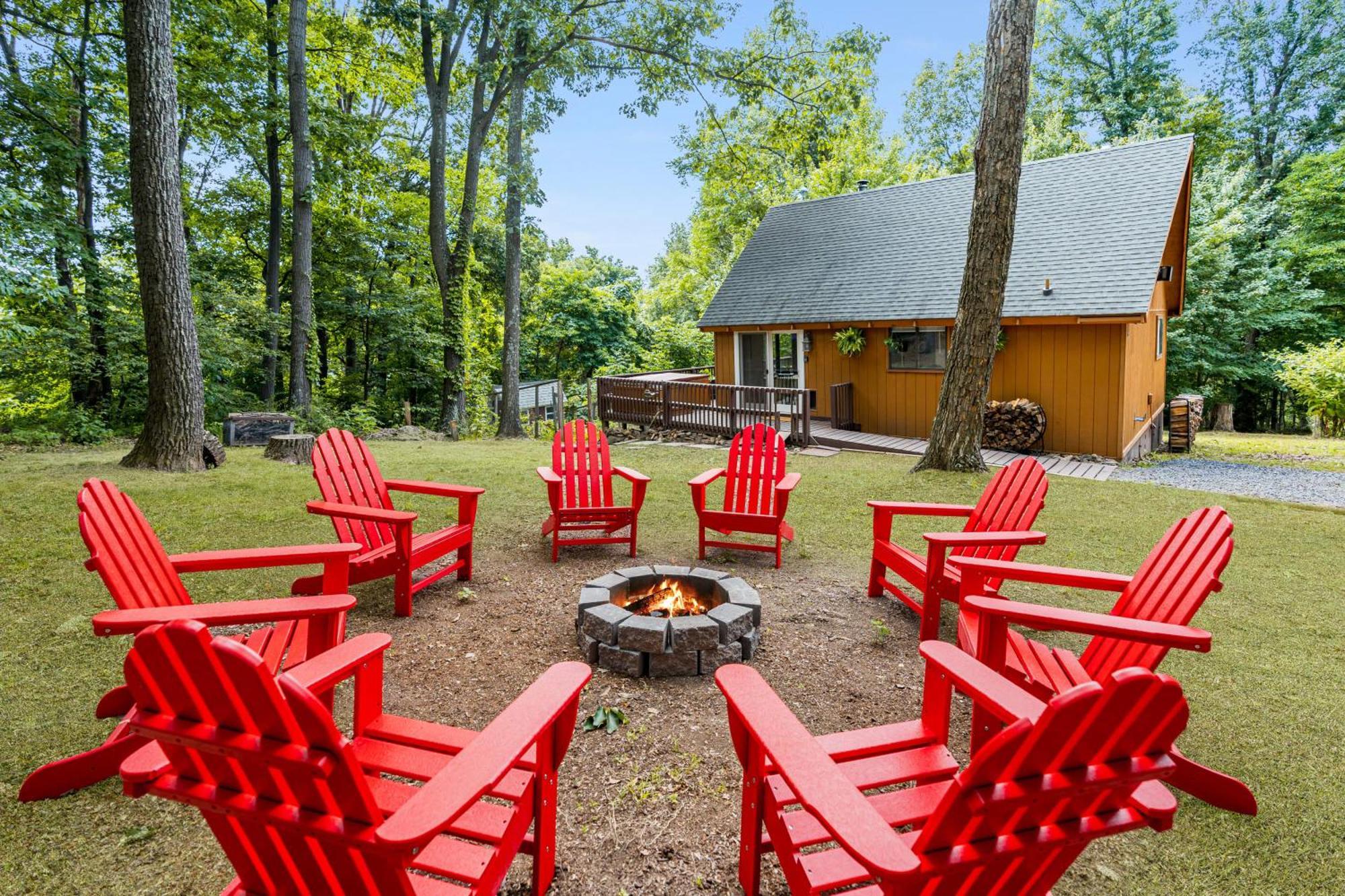 Quaint Loft Cabin W Hot Tub, Firepit, Deck & Grill Hedgesville エクステリア 写真